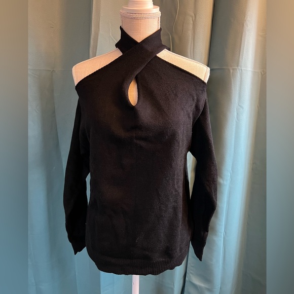Sweaters - Cross key hole top, black, S